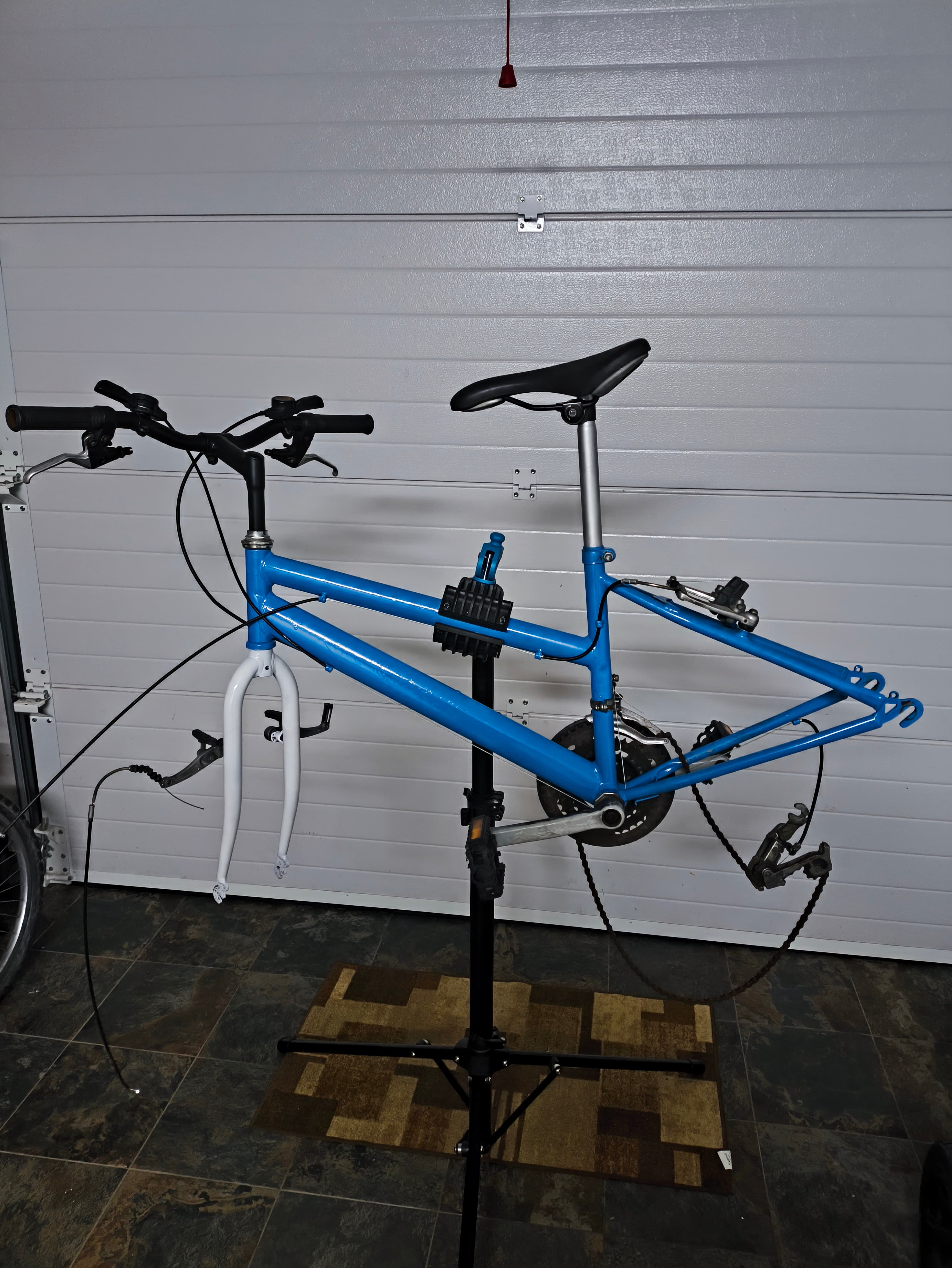 Bicicleta em manutenção montada no suporte